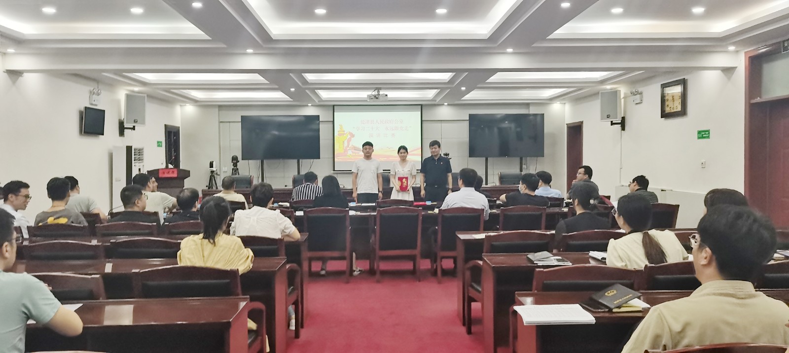 颁奖亮1.jpg 颁奖亮1.jpg