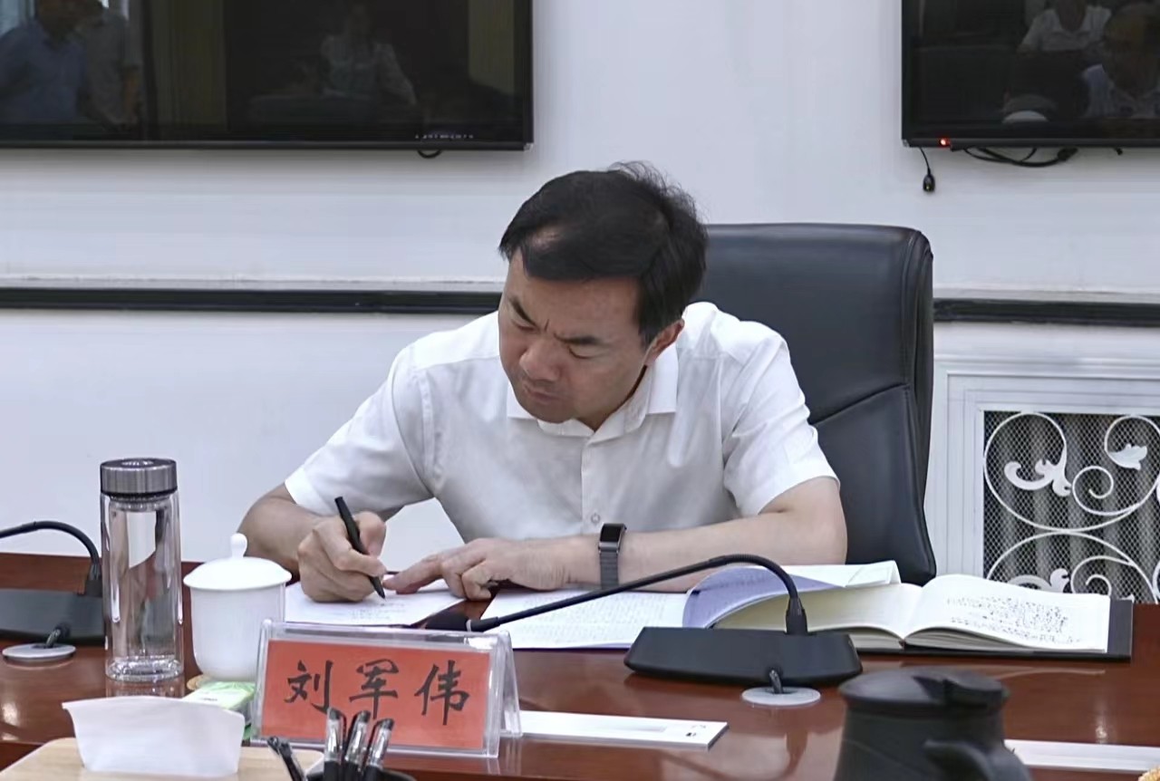 刘军伟.jpg 刘军伟.jpg