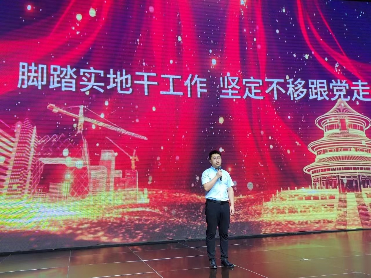 演讲.jpg 演讲.jpg