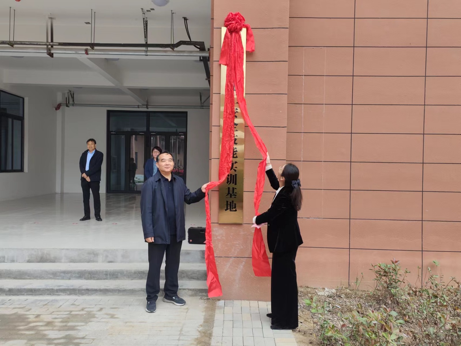 揭牌.jpg 揭牌.jpg