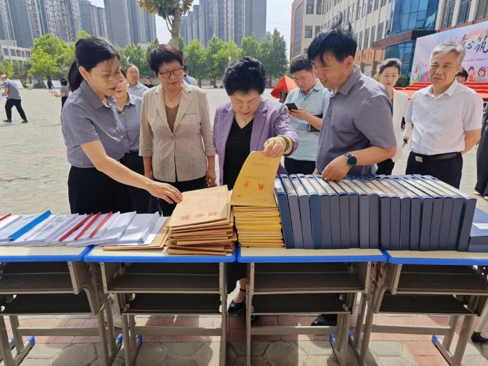 李瑞霞1.jpg 李瑞霞1.jpg