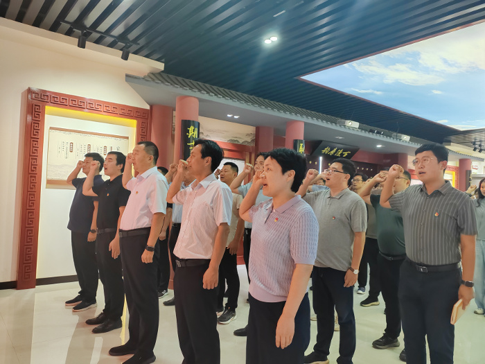 主题党日宣誓.jpg 主题党日宣誓.jpg